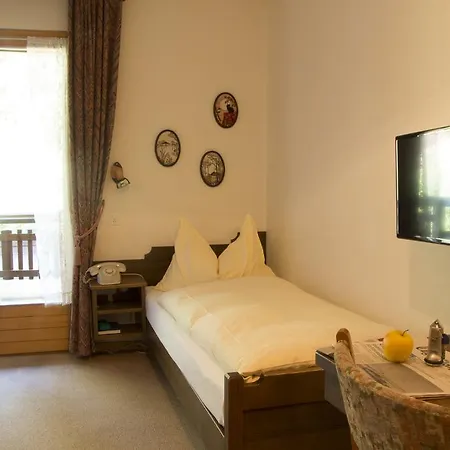 Hotel Waldhaus 3*
